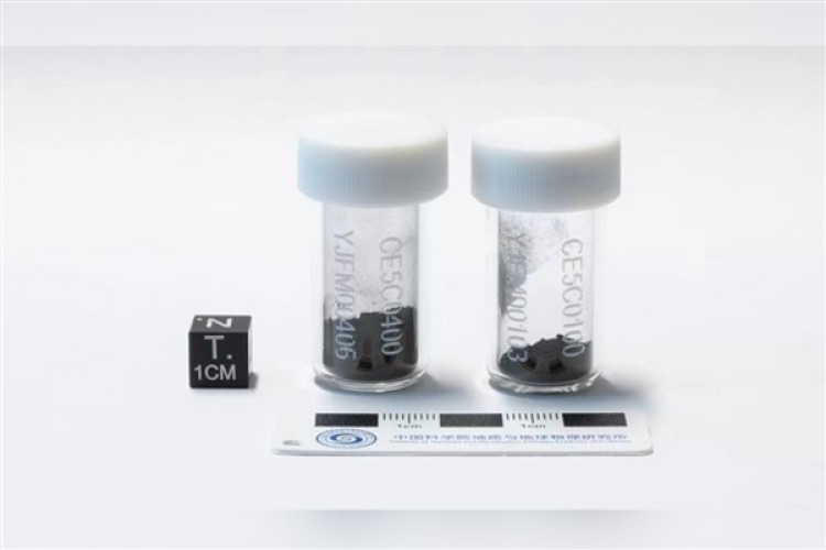 Çinli bilim insanları Ay'dan getirilen toprakta su molekülleri buldu