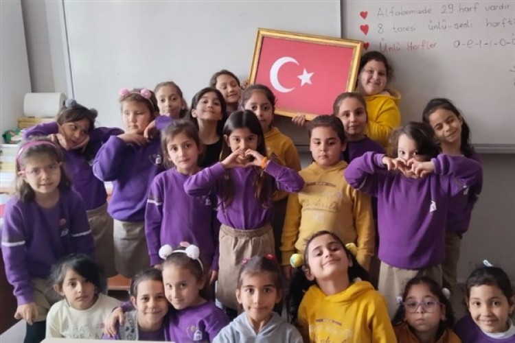 İzmirli öğrenci, öğretmeniyle birlikte Mehmetçik'e mektup yazdı