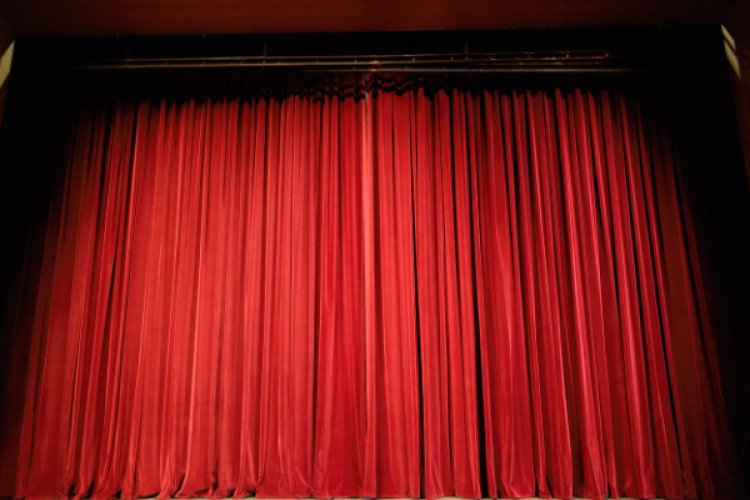 Konyalı öğrenciler, 'Twelve Angry Women' tiyatro oyununu sahneye taşıdı