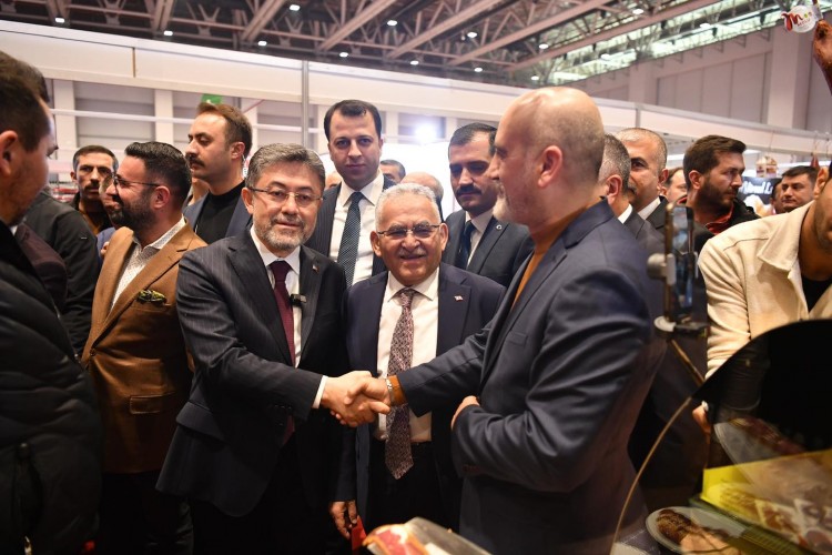 Bakan Yumaklı ve Başkan Büyükkılıç, tarım fuarını ziyaret etti