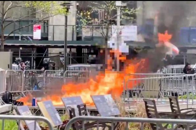 Trump'ın yargılandığı mahkeme önünde bir kişi kendini ateşe verdi