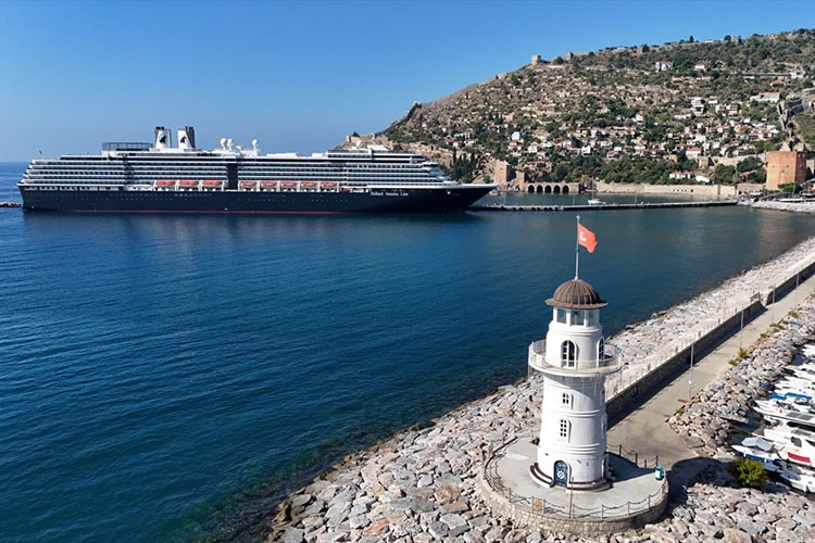 "Oosterdam" kruvaziyeri Alanya Limanı'na demirledi