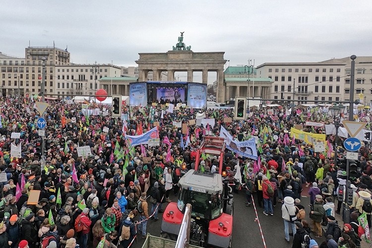 Almanya'da çiftçiler hükümeti protesto etti