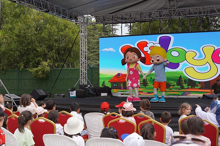 Niloya ve Arkadaşlarından Minik Kalplerle Anlamlı Buluşma