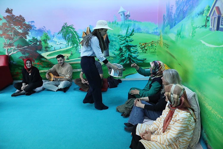 Erzincan'da nineler ve dedeler torunları için masal öğreniyor