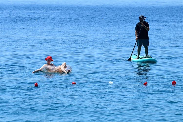 Antalya'da sıcaktan bunalanlar sahillere koştu
