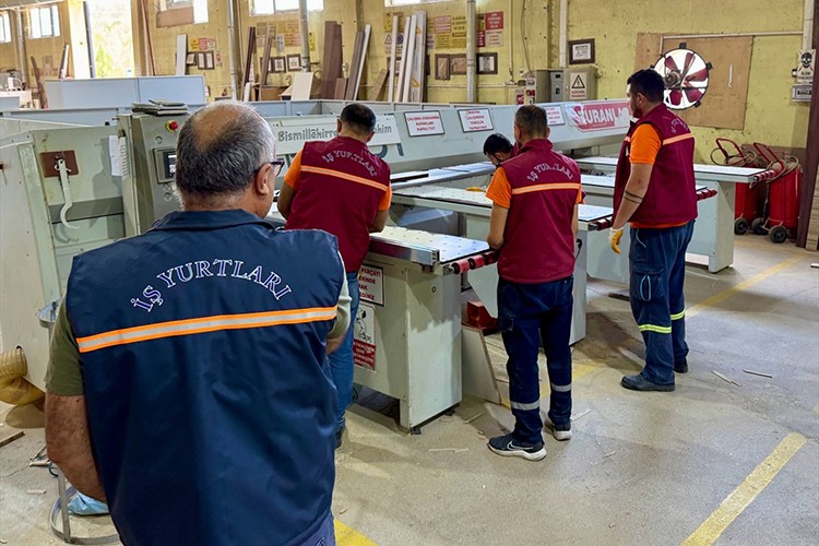 Adliyelerin mobilyaları hükümlülerce üretiliyor