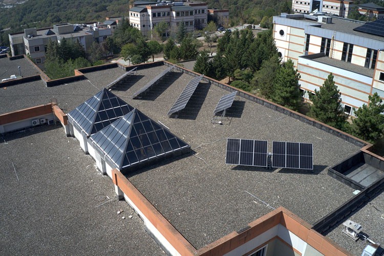 Güneşi tizleyen panellerle mühendislik fakültesinin enerjisi karşılanıyor