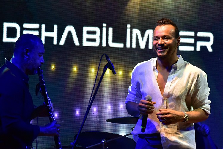 Sahnesine son dakikada yetişti