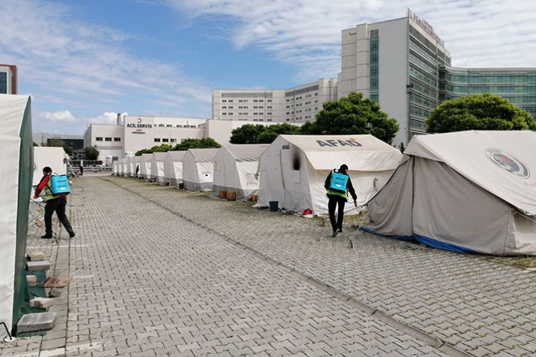 Depremzedelerin kaldığı konteyner ve çadırlar ilaçlanıyor