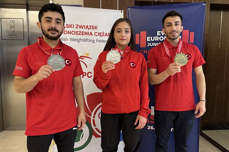 Genç milli haltercilerin Varşova'da madalya mutluluğu: