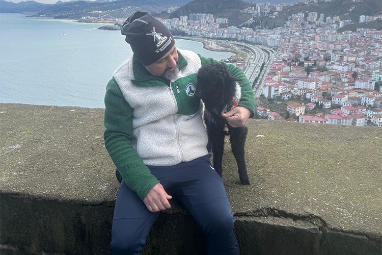 Annesinin kabullenmediği kuzuyu esnaf evde besliyor