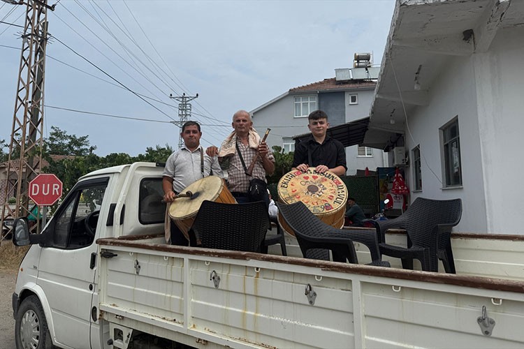 Davul zurna eşliğinde düğün daveti