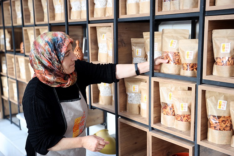 Kadınlar kendi markalarıyla yöresel lezzetleri pazarlıyor