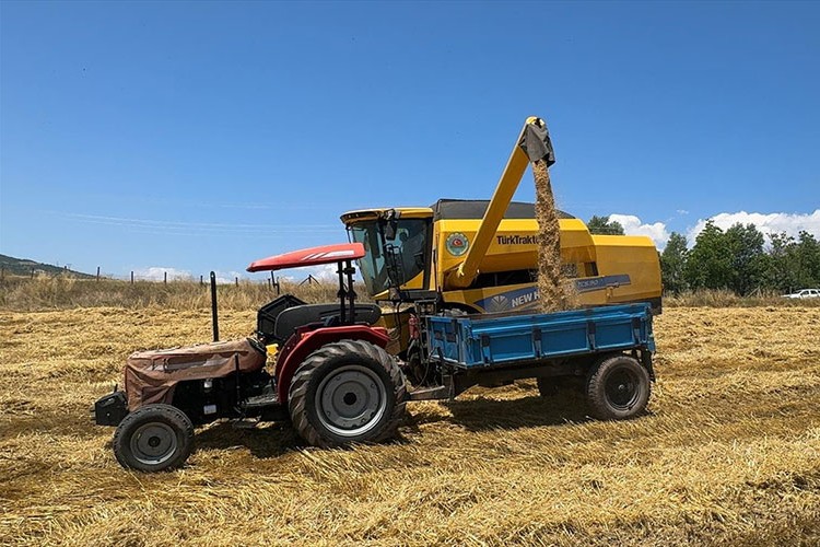Çiftçiler biçerdöverden ücretsiz faydalanıyor