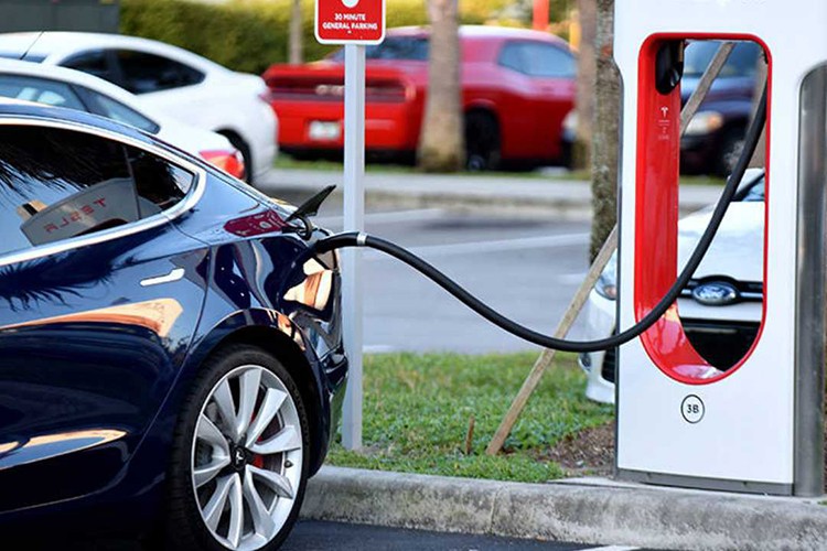 İlk yarıda elektrikli otomobil satışları katlandı