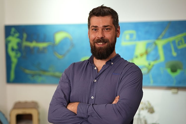 Kedilere olan sevgisini işine çevirdi