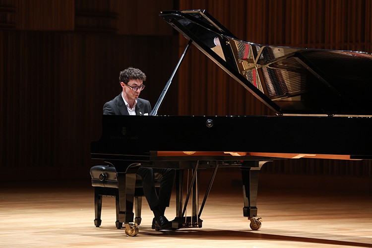 Ödül alan ilk Türk sanatçı Alaz İkiz