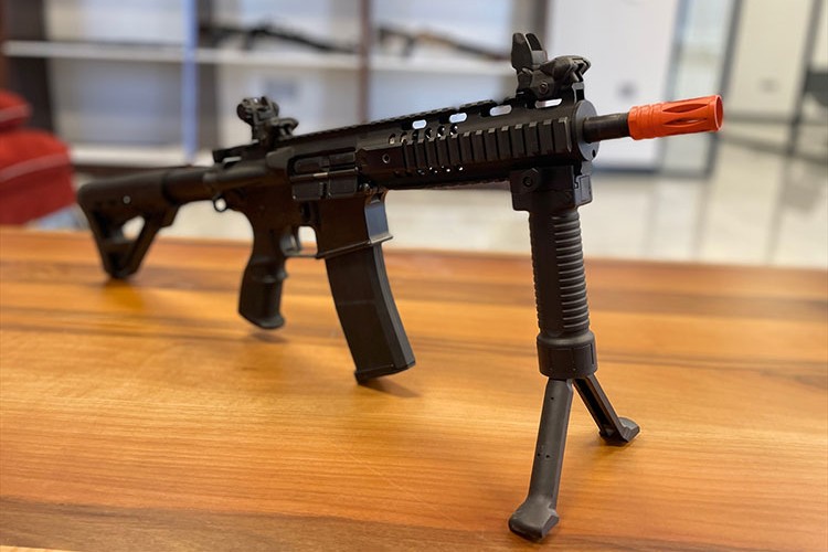 Sinema sektörü için kurusıkı tüfek üretti