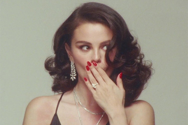 Selena Gomez mücevherleriyle büyüledi