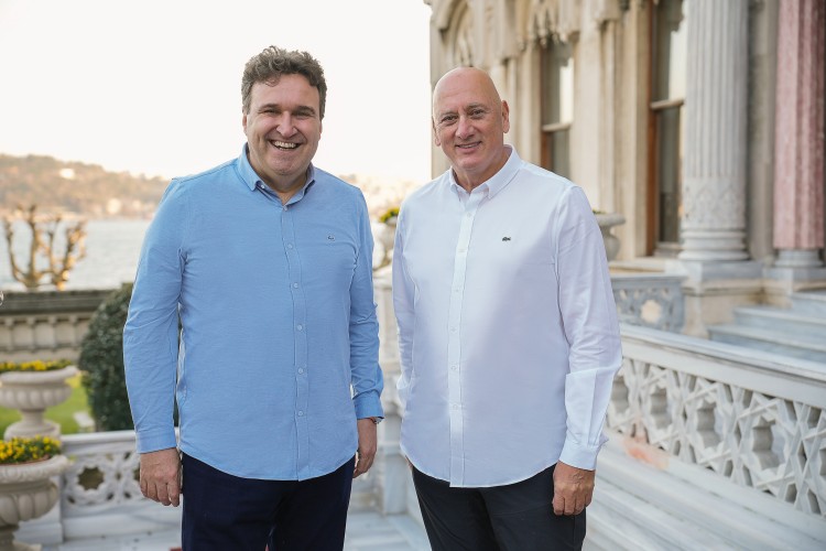 DUAYEN İŞ İNSANI SÜREYYA CİLİV LACOSTE MÜŞTERİLERİ İLE BAŞARILARININ SIRRINI PAYLAŞTI