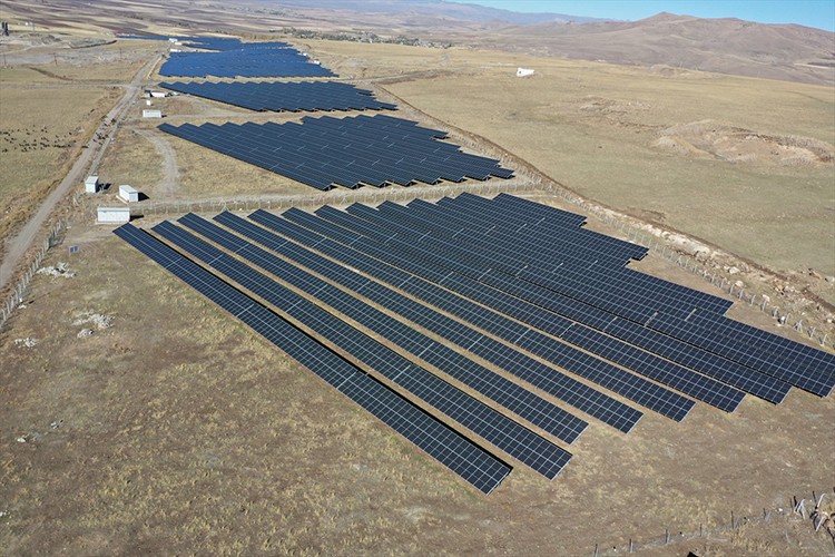 Ağrı'nın güneşi elektrik enerjisine dönüşüyor