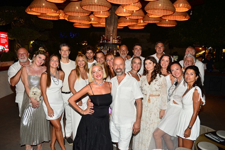 Eşine sürpriz doğum günü partisi