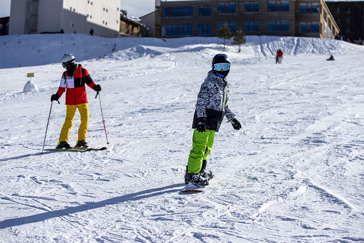 Kartalkaya yarıyıl tatilinde kayakseverlerin ilgisiyle karşılaştı