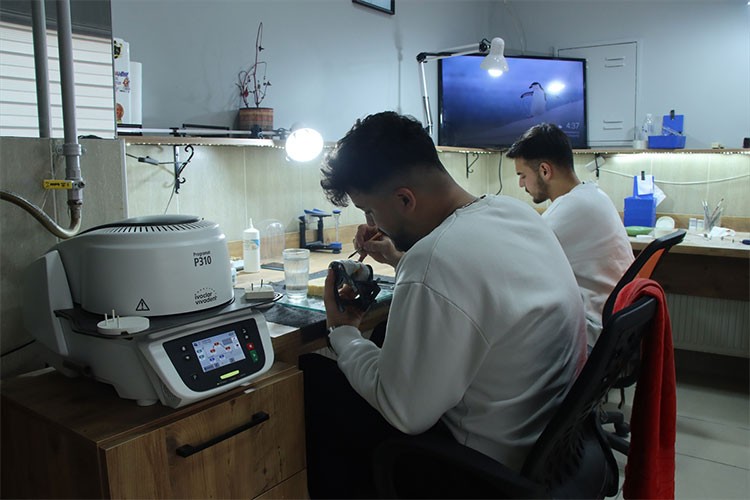 KOSGEB desteğiyle diş protezi üretiyor