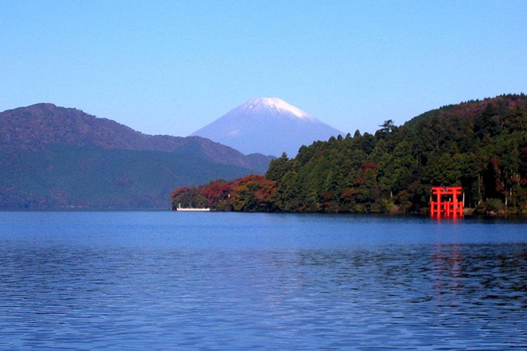 Fiji Dağı'nın eteğinde