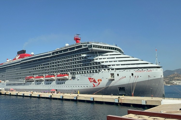 Bodrum'a "Scarlet Lady" kruvaziyeriyle 2 bin 521 turist geldi