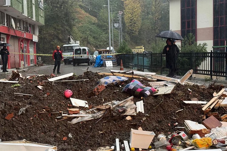 Rize'de heyelan: Ölü ve yaralılar var