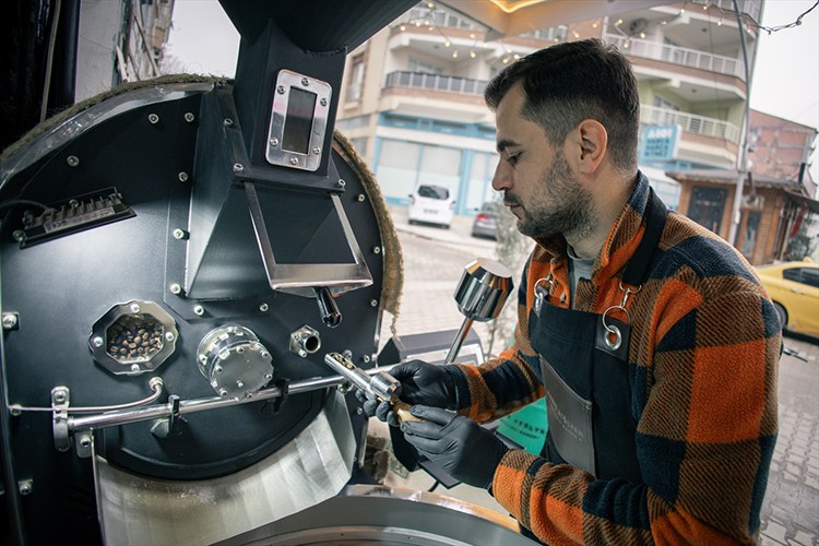 Kahve yapma eğitimi alan genç 8 ülkeye ürün gönderiyor