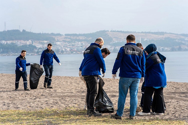 Kardemir Çelik TURMEPA iş birliğiyle Aliağa Sahili'ni temizledi