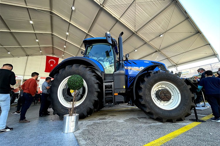 Yeni traktörleriyle Adana Tarım Fuarı'nda yerini aldı