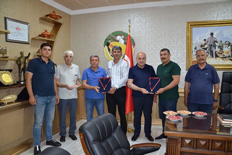 Sezonun ilk Antep fıstığı mahsulü altınla ödüllendirildi