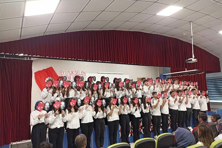 29 Ekim'e özel marş yazdı öğrencileriyle söyledi