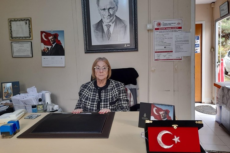 Bakırköy'ün kadın muhtarı, mührü 41 yıldır kimseye bırakmıyor