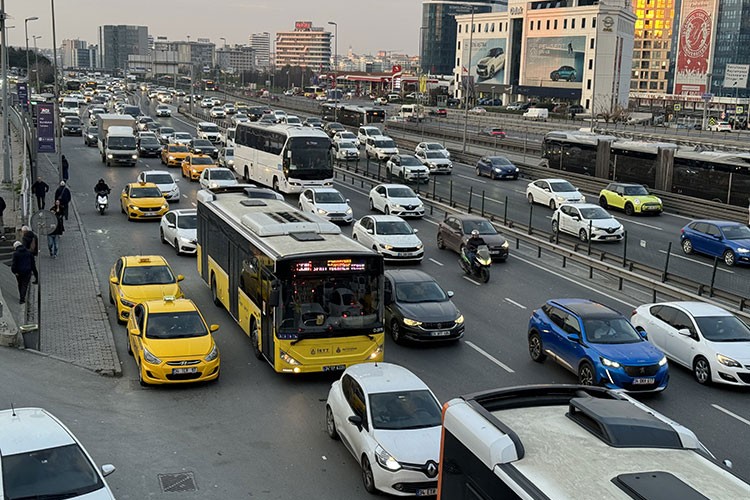 İstanbul'da yeni yılın ilk mesai gününde trafik yoğunluğu