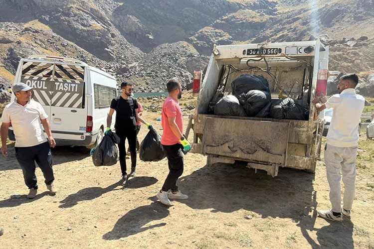 Gönüllüler Sat Buzul Gölleri çevresinde temizlik yaptı