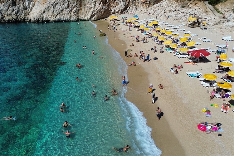 Antalya'da güneşli havayı fırsat bilenler denize girdi