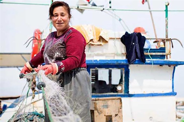 Kadın balıkçı gemisi sahiplerine 4,1 milyon lira destek verildi