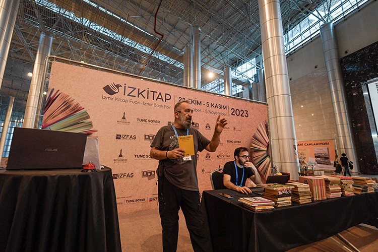 İZKİTAP'ta ilk kitap müzayedesi yapıldı