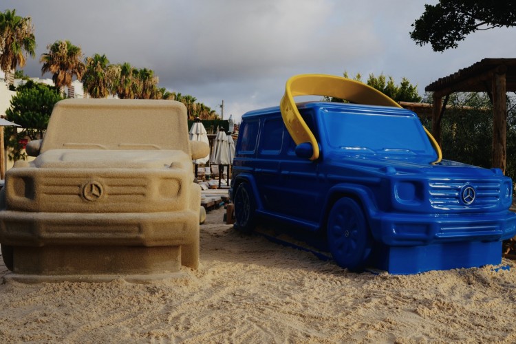 Sucuk & Bratwurst'un 'Sand Carstle' eseri Mercedes-Benz ve Pilevneli Gallery iş birliğiyle MOMO Bodrum'da