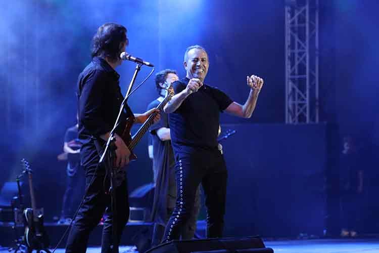 Serin havayı şarkılarıyla ısıttı