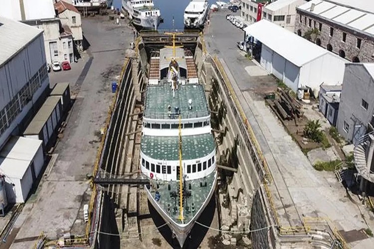 Haliç Tersanesi bir yılda 45 gemiyi bakıma aldı