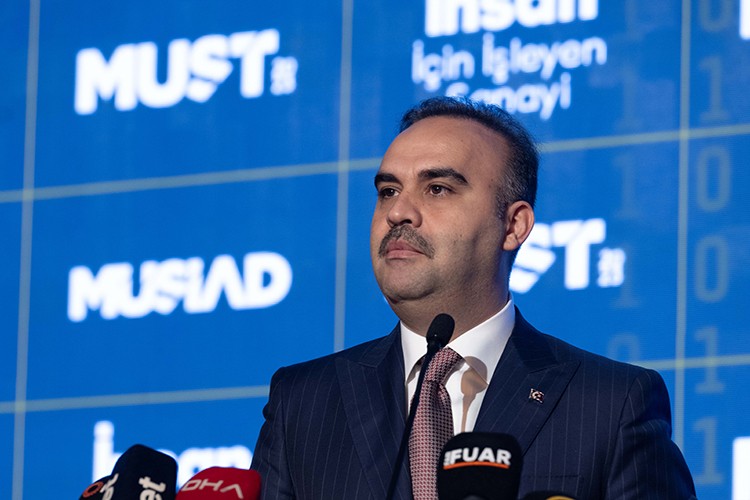 "İhracatımızın lokomotifi imalat sanayimizdir"