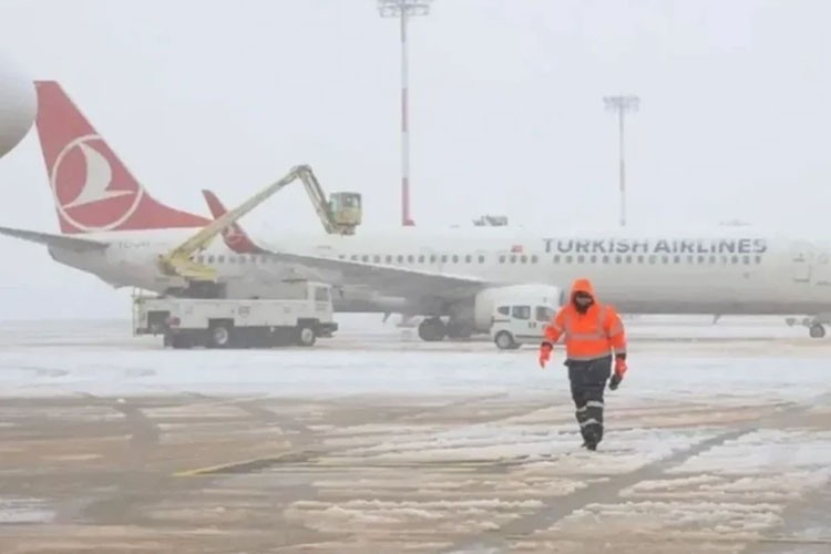 Sabiha Gökçen Havalimanı'nda karla mücadele çalışmaları sürüyor