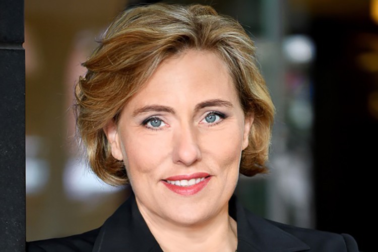 İş dünyasını aydınlatıyor