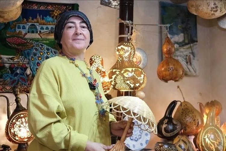 Emekli öğretmen atıklara hayat veriyor